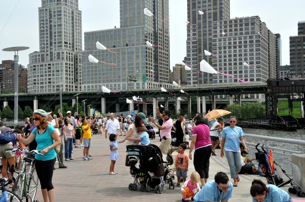 NYC:  People Flying Kites in Riverside Park — Stock Photo, Image