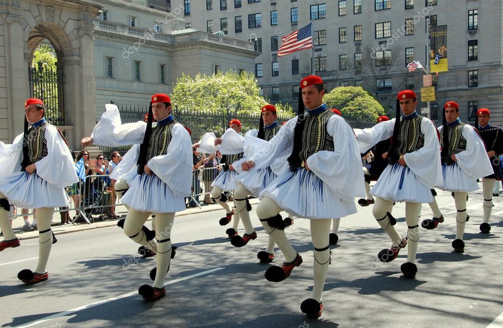 NYC Marchadores en el Desfile del Día de la Independencia Griega 2023