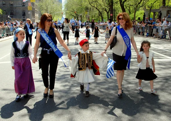 NYC: Marchadores en el Desfile del Día de la Independencia Griega — Foto de Stock
