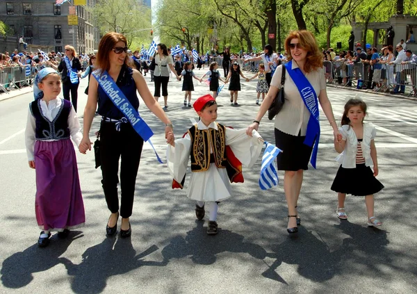 NYC: Yürüyüşçülerin Yunan Bağımsızlık günü geçit töreni — Stok fotoğraf