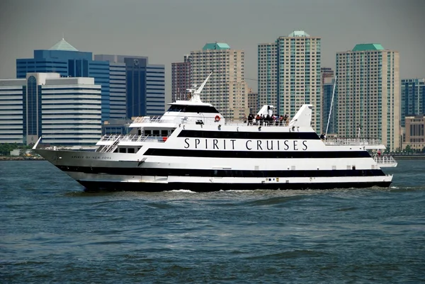 Nyc: sprit lines kreuzfahrtschiff auf dem hudson river — Stockfoto