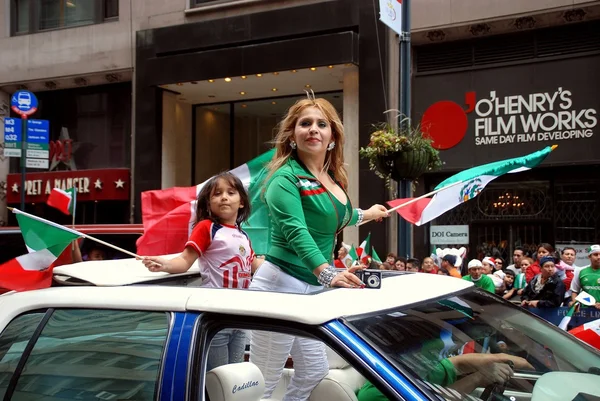 NYC: Matka i córka w Meksyku Parade — Zdjęcie stockowe