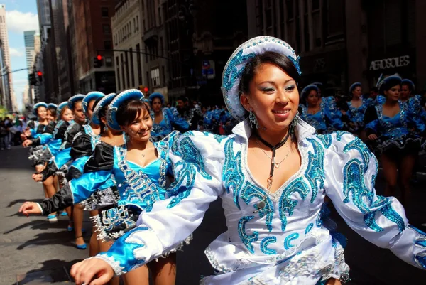 NYC: Women Marchers at Mexican Parade — Stock Photo, Image