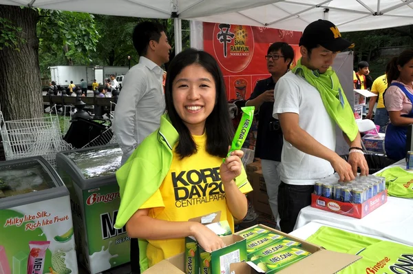 NYC: Mujer vendedora de helados en el Festival del Día de Corea — Foto de Stock