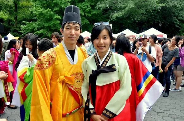 Ciudad de Nueva York: Pareja coreana en ropas tradicionales — Foto de Stock
