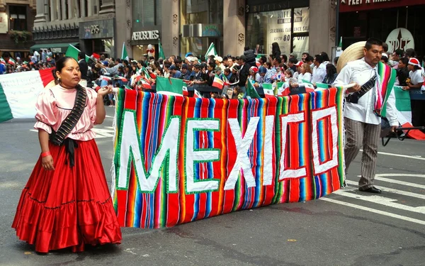 NYC: Marchers in Mexican Independence Day Parade — Stock Photo, Image