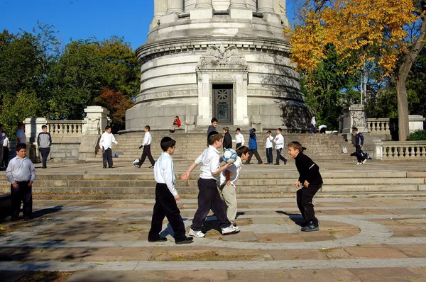 Ciudad de Nueva York: Niños jugando al fútbol en Riverside Park —  Fotos de Stock