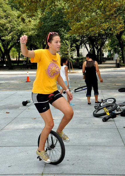 NYC: Mulher de bicicleta única — Fotografia de Stock