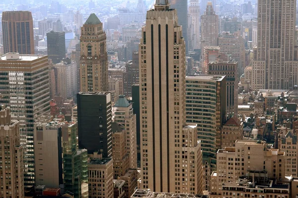NYC: Midtown Manhattan ofis kuleleri in uzak manzara — Stok fotoğraf