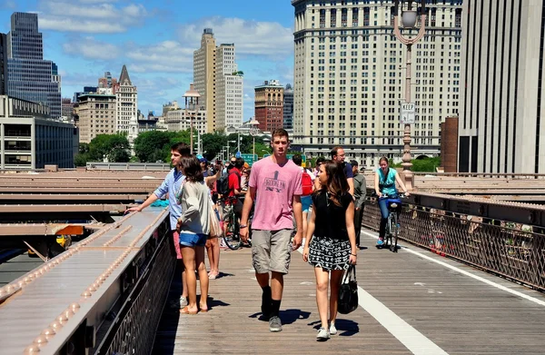 Ciudad de Nueva York: Gente caminando por el puente de Brooklyn —  Fotos de Stock