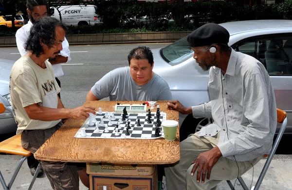 NYC: Tre män spelar schack — Stockfoto