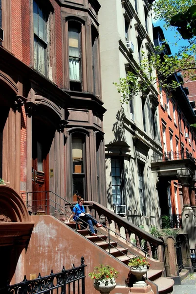 Brooklyn, ny: Frau liest auf Brownstone boop — Stockfoto