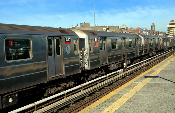 NYC: Broadway 1 numaralı metro treni — Stok fotoğraf