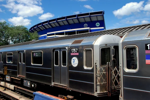 Queens, NY: Número 7 do metrô — Fotografia de Stock