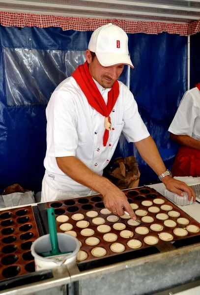 NYC: Man maken Nederlands pannenkoeken — Stockfoto