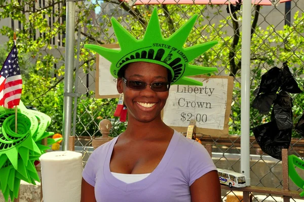 NYC: Donna che vende statue delle corone della libertà — Foto Stock