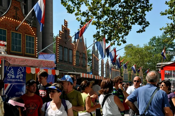 NYC: Multidões em New Amsterdam Dutch Village — Fotografia de Stock