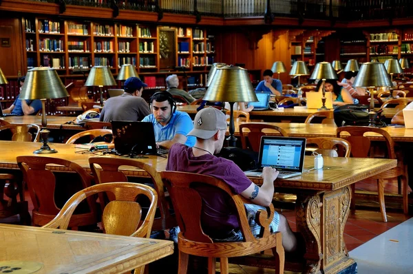 NYC: Pessoas com Computadores na Biblioteca Pública de NY — Fotografia de Stock