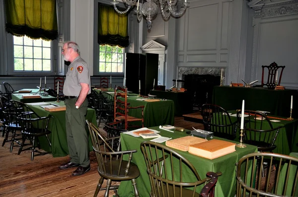 Philadelphia, Pa: Independence Hall VS Park Ranger — Stockfoto