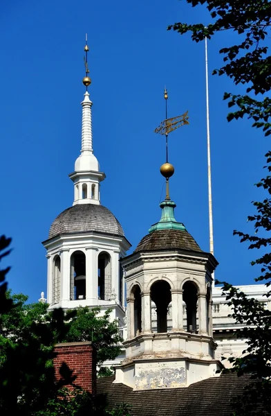 Phiadelphia, Pa: Koepels van Independence Hall en oude stadhuis — Stockfoto