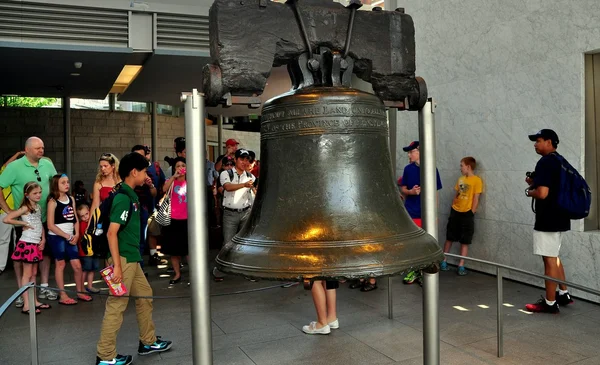 Philadelphie, Pennsylvanie : Les touristes regardent la cloche de la liberté — Photo