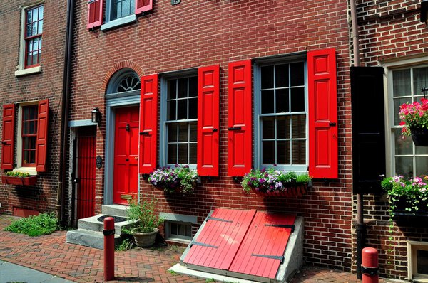 Philadelphia, Pennsylvania: Superbly preserved colonial brick houses with shuttered windows and fan windowed doorway dating from 1703-1736 line historic Elfreth's Alley