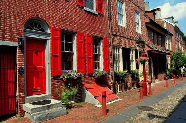 Philadelphia, Pennsylvania: Superbly preserved colonial-era brick houses dating from 1703-1736 line historic Elfreth's Alley