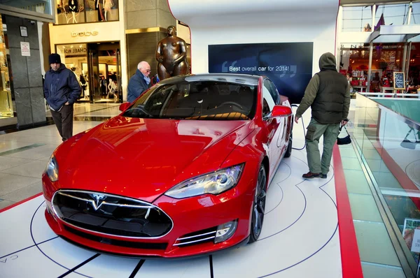 NYC:  People Viewing Tesla Automobile — Stock Photo, Image