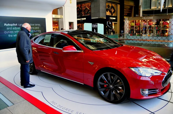 Nyc: Tesla-Automobil-Anzeige im Time-Warner-Center — Stockfoto