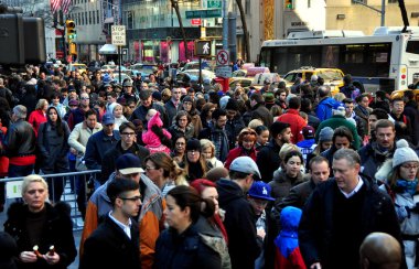 New York Şehir: Beşinci cadde üzerinde insanların kalabalıklar