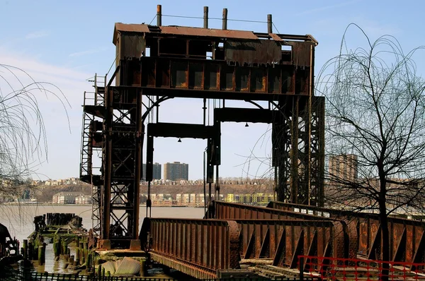 NYC: Rdzewieje kolejowe Piers na rzece Hudson — Zdjęcie stockowe