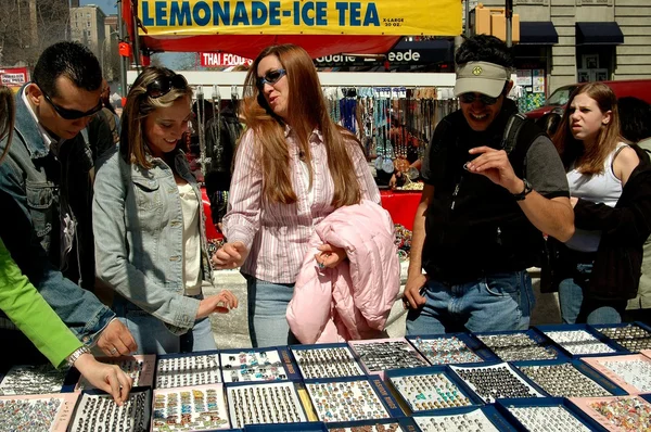 NYC: La gente comprando anillos —  Fotos de Stock
