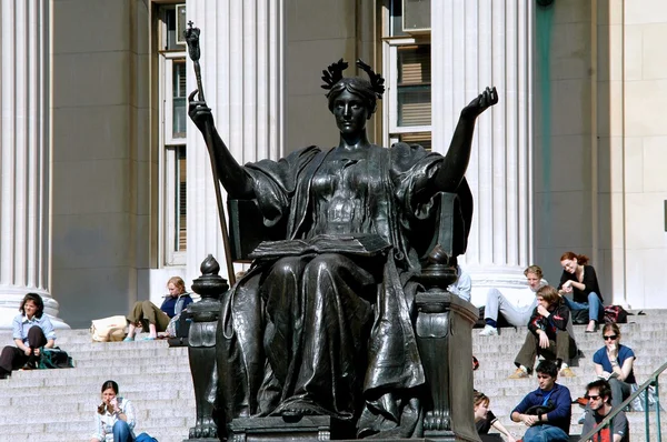 NYC : Statue d'Alma Mater à l'Université Columbia — Photo
