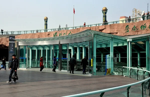 成都市天府广场地铁站的入口处 — 图库照片