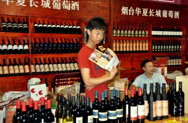 Chengdu, Çin: Şarap Mooncake Festivali'nde satan adam