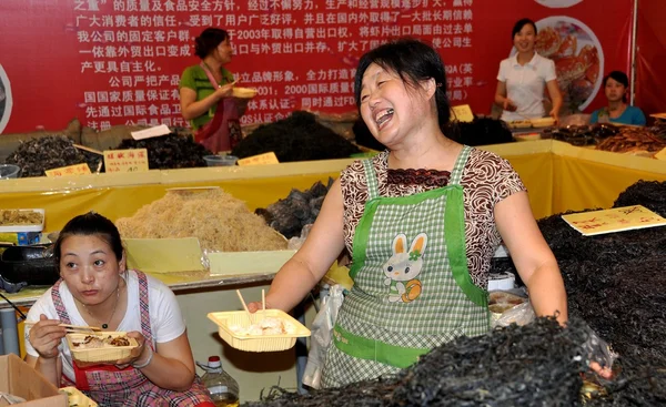 Chengdu, china: lächelnde Frau, die Meeresfrüchte verkauft — Stockfoto