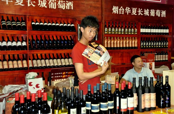 Chengdu, china: Mann verkauft Wein auf Mondkuchenfest — Stockfoto