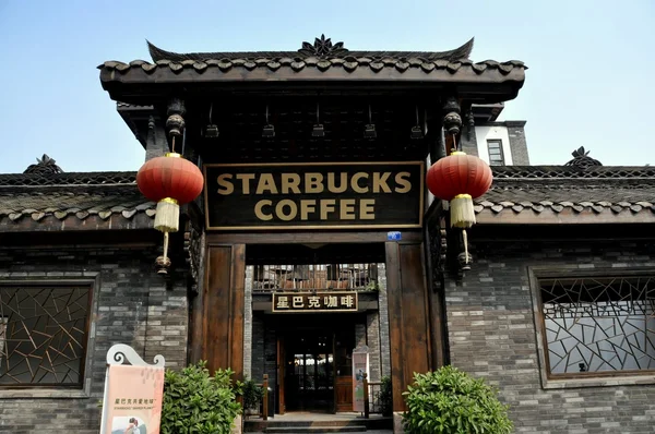 Chengdu, Čína: Starbucks Emporium ve starém městě — Stock fotografie