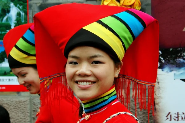 Chengdu, Kina: Kinesisk kvinna i Yi människor kläder — Stockfoto