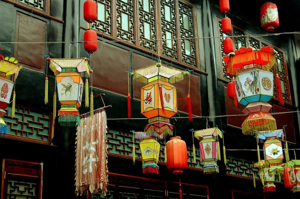 Chengdu, China: Linternas chinas en la calle Jin Li — Foto de Stock