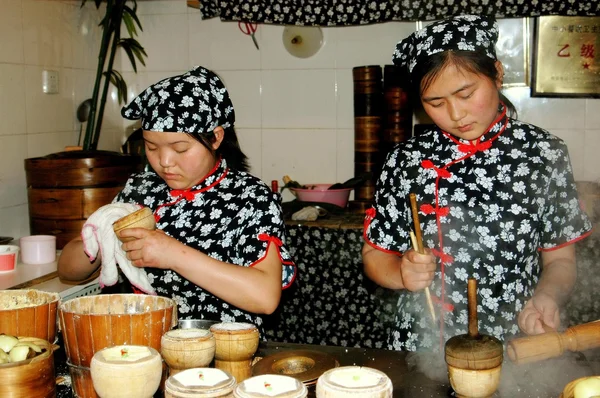 Chengdu, Kina: Mat arbetstagare på Jin Li Street Food monter — Stockfoto