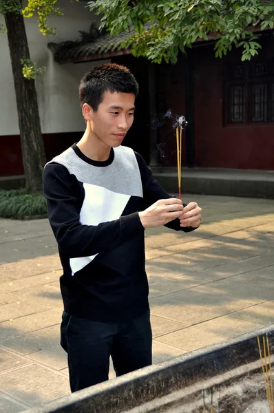 Chengdu, China: Young kan bidden op tempel — Stockfoto