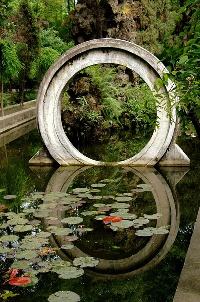 Chengdu, Cina: Porta della Luna nei Giardini del Tempio di Wenshu — Foto Stock