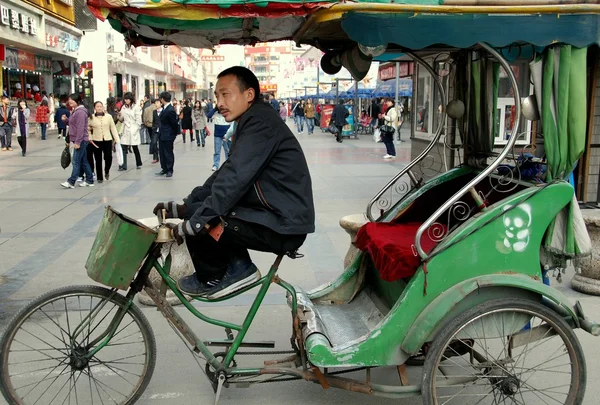 成都、中国: 輪タク タクシー ドライバー — ストック写真