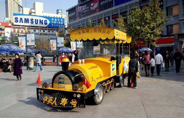 Chengdu, Chiny: Pociąg turystyczny na ulicy Chun Xi — Zdjęcie stockowe