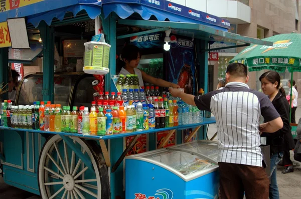 Chengdu, China: puesto de venta de bebidas en la calle Chun Xi — Foto de Stock