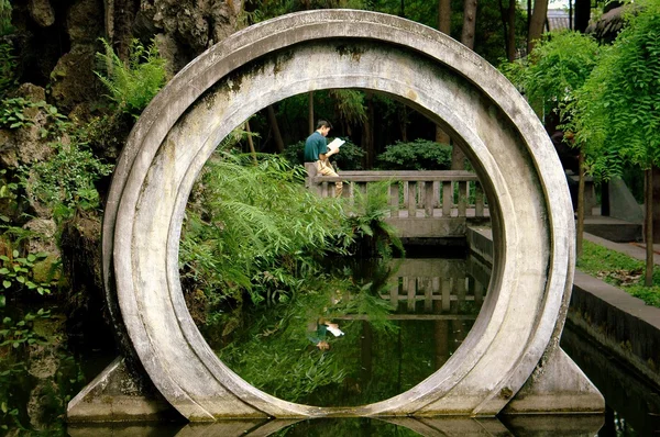 Chengdu, China: Puerta de la Luna en el Templo de Wenshu — Foto de Stock