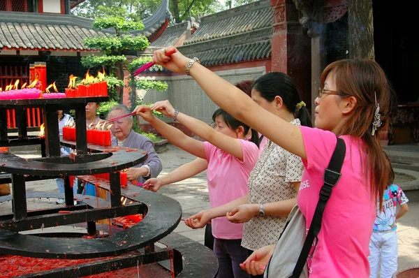 Chengdu, Chine : Femmes allumant des bougies Temple bouddhiste Wenshu — Photo