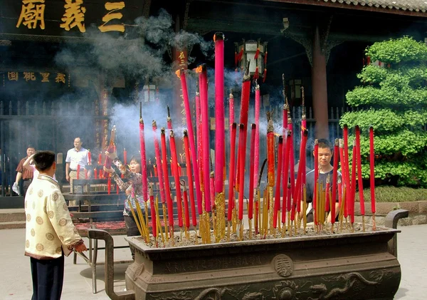 Chengdu, China: Quema de palos de incienso en el templo de Wuhou — Foto de Stock