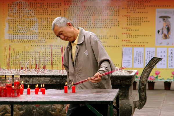 Chengdu, China: Man Lighting Incense at Temple — Stock Photo, Image